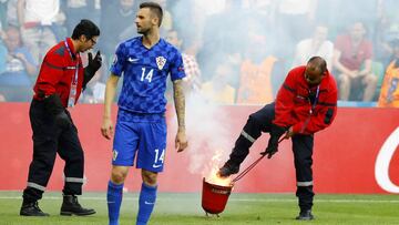 Operarios tratan de apagar una bengala.