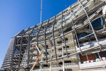 Las obras de remodelación del estadio del Real Madrid siguen su curso sin descanso a pocos meses de su inauguración. El club blanco presentado nuevas instantáneas del interior y de la fachada del estadio.