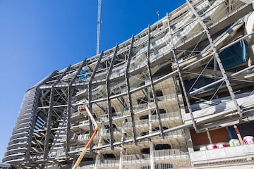 Las obras de remodelacin del estadio del Real Madrid siguen su curso sin descanso a pocos meses de su inauguracin. El club blanco presentado nuevas instantneas del interior y de la fachada del estadio.