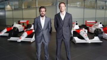 PAREJA CON GALONES. Fernando Alonso y Jenson Button llevan muchos a&ntilde;os en la F&oacute;rmula 1.
 