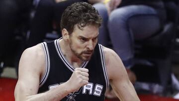 LWS118. Houston (United States), 05/05/2017.- San Antonio Spurs center Pau Gasol of Spain reacts after a basket against the Houston Rockets in the second half of game three of their NBA Western Conference Semi-Finals playoffs basketball game at the Toyota Center in Houston, Texas, USA, 05 May 2017. (España, Baloncesto, Estados Unidos) EFE/EPA/LARRY W. SMITH