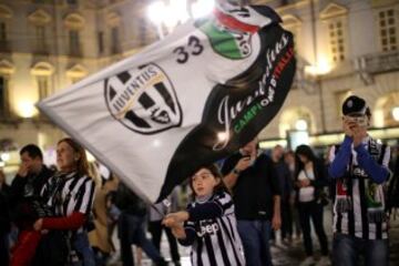 La Juventus se consagró campeón de la temporada 2014-15 al vencer por 0-1 a la Sampdoria. Los bianconeri se adjudicaban así su trigésimo tercer Scudetto y el cuarto consecutivo. En la imagen la afición el título liguero en la Plaza Castello de Turín.