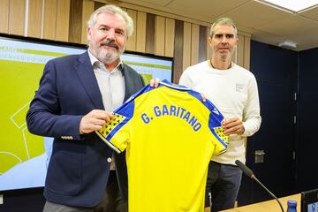 Garitano luciendo con la camiseta del Cdiz junto al presidente, Manuel Vizcano.