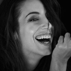 Almudena Cid decora el árbol de Navidad presumiendo de figura