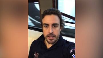 Alonso enseña cómo se relaja tras su primer turno en el coche