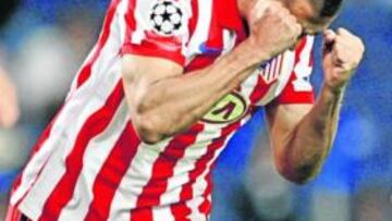 <b>FRUSTRACIÓN. </b>Juanito y Agüero se lamentan de un cabezazo que conectó el defensa tras un córner y que acabó fuera por poco cuando todavía el partido iba 0-0.