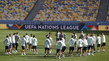 Los internacionales españoles se ejercitan sobre el césped del escenario en el que tendrá lugar el partido contra Ucrania, el Olímpico de Kiev.