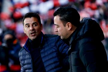 Cordial saludo entre Michel y Xavi Hernández, antes de comenzar el encuentro.