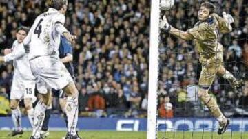 <b>EL REMATE. </b>Panucci, a la izquierda, remata sobre la portería de Gordon en el segundo gol de Italia.