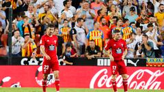 Luca de la Torre y Javi Galán durante el partido disputado contra el Valencia en Mestalla.