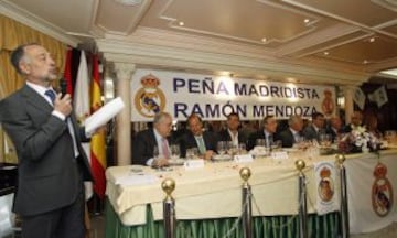 Mesa presidencial de lujo en el aniversario de la peña Ramón Mendoza.