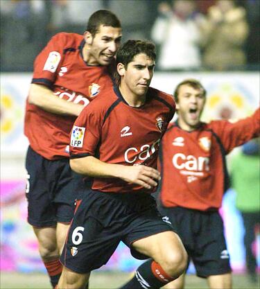 Internacional polaco jugó en Osasuna entre 1989 y 1994, destacando siempre por su gran capacidad goleadora y convirtiéndose en el ídolo de la afición. Hizo historia el 30 de diciembre de 1990, al marcar en un Bernabéu que se rindió a la magia del polaco, un hacktrick. En la temporada 2014-2015 dirigió al conjunto rojillo, en una temporada complicadísima para los navarros, previamente había formado parte de la secretaría técnica del club y había entrenado al filial.