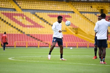 El equipo de Reinaldo Rueda realizó su última práctica en la capital colombiana en el estadio El Campín. Viajarán a Montevideo este martes 5 de octubre y allí continuarán con su preparación para enfrentar a la Selección de Uruguay este jueves 7 de octubre. 