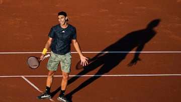 BARCELONA, 21/04/2023.- El tenista argentino Francisco Cerúndolo durante el partido contra el tenista británico Daniel Evans, en los cuartos de final del Barcelona Open Banc Sabadell-Trofeo Conde de Godó, disputado este viernes en la pista Rafa Nadal del RCT Barcelona-1899.EFE/ Alejandro García
