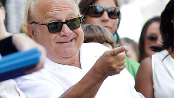 Actor Danny DeVito gestures before unveiling his star on the Walk of Fame in Hollywood, California August 18, 2011. REUTERS/Mario Anzuoni (UNITED STATES - Tags: ENTERTAINMENT)