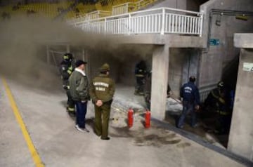 Un amago de incendio en una de las bodegas del Lucio Fariña obligó a detener el partido por más de 30 minutos.