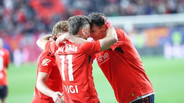 Budimir celebra con Barja el gol de la victoria.