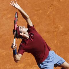 Federer dominant but Murray made to sweat in Monte Carlo