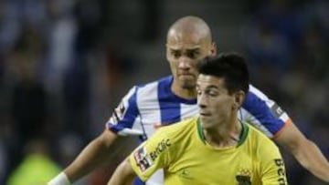 <b>NUEVO REFUERZO. </b>Pizzi trata de irse de un contrario en un partido de la Superliga portuguesa.