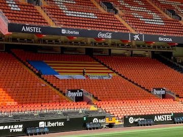 Senyera que ha desplegado la Agrupació de Penyes del Valencia.