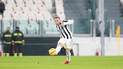 Arthur Melo, jugador de la Juventus, da un pase durante un partido.