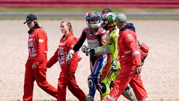 Aleix Espargar¨® y Franco Morbidelli discuten despu¨¦s de la ca¨ªda en el GP de Gran Breta?a.