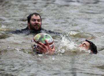 En Ashbourne se celebra todos los años el tradicional partido de fútbol medieval inglés en el que la mitad del pueblo intenta llevar el balón (relleno de corcho para poder flotar) hasta el molino del equipo rival para anotar. Sólo una persona tiene el privilegio de marcar por cada equipo. 