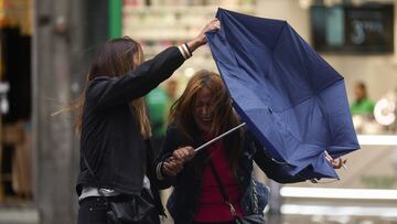 Dos chicas intentan controlar su paraguas, en la calle Gran Vía, a 20 de octubre, en Madrid (España). La previsión de la Agencia Estatal de Meteorología (AEMET) para la Comunidad de Madrid hasta el domingo 23 es de lluvias débiles con un aumento de su intensidad con el paso de los días. Estarán acompañadas, además, de rachas de viento, con probables intervalos de rachas fuertes o muy fuertes en cotas altas del Sistema Central. Además, trece comunidades han activado este jueves el aviso (naranja o amarillo) por lluvias, fuerte oleaje y por rachas de viento que podrían alcanzar rachas de hasta 100 kilómetros por hora.
20 OCTUBRE 2022;AIRE;LLUVIA;CALLE;CIUDAD;PARAGUAS;GOTAS DE LLUVIA;ACERA;CAMINAR;
Eduardo Parra / Europa Press
20/10/2022