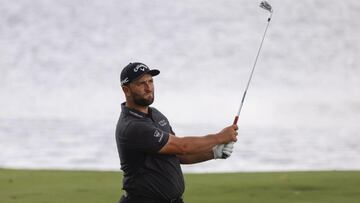 El golfista espa&ntilde;ol Jon Rahm golpea una bola durante la primera jornada del Northern Trust en el Liberty National Golf Club de Jersey City, New Jersey.