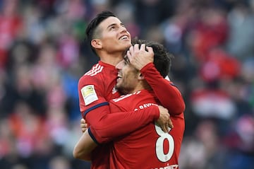 FEBRERO: James celebra el gol de Javi Martínez frente al Hertha Berlin que les dio el triunfo 1-0 en el Allianz Arena.