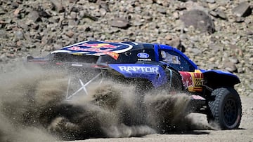 Carlos Sainz con el Ford Raptor del Dakar, durane la Etapa 1.