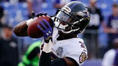 Tray Walker calentando con Baltimore Ravens.