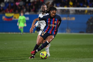 Salma Paralluelo conduce el balón.