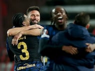 Lille's French forward #09 Olivier Giroud (2L) and Lille's Belgian defender #03 Nathan Ngoy (L) celebrate at the end of the UEFA Europa League - knockout round play-off second leg - football match between FK Crvena Zvezda Beograd (Red Star Belgrade) and LOSC Lille at the "Rajko Mitic" stadium in Belgrade on February 26, 2026. (Photo by Pedja Milosavljevic / AFP)