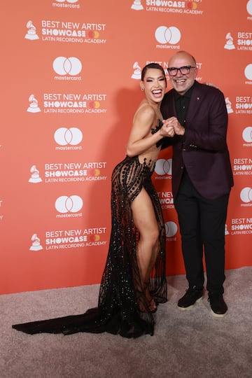 Ana del Castillo y Manuel Abud durante la alfombra roja de los 'Best New Artist Showcase' de los Latin Grammy.