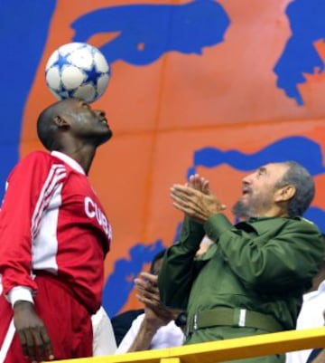 Fidel Castro y el futbolista Erick Hern¨¢ndez que mantiene el bal¨®n fijo con la cabeza.
