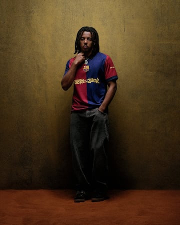 Kound¨¦ con la nueva camiseta del F¨²tbol Club Barcelona que lucir¨¢ durante el Cl¨¢sico del el pr¨®ximo 11 de mayo.