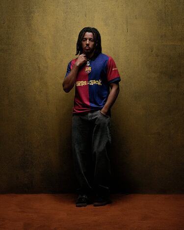 Koundé con la nueva camiseta del Fútbol Club Barcelona que lucirá durante el Clásico del  el próximo 11 de mayo.