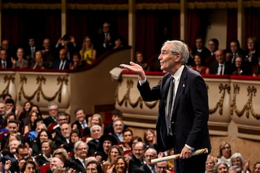 El escritor Michael Ignatieff  saluda al público tras recibir el Premio Princesa de Asturias Ciencias Sociales 2024.
