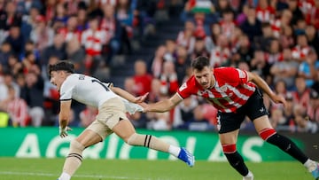 Momento del partido de LaLiga EA Sports entre el Athletic y el Valencia.