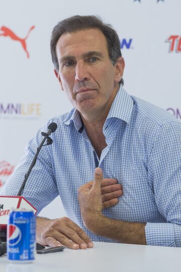 El ex analista deportivo fue presentado con el equipo en Marzo para tomar el cargo de director deportivo. Sin embargo, duró solamente tres meses en el puesto y sirvió más como escudo para las decisiones de Vergara. De Anda abandonó al equipo junto a Almeyda.