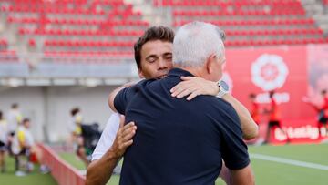 PALMA DE MALLORCA, 17/09/2022.- El entrenador del Real Mallorca, Javier Aguirre (delante), abraza al entrenador del Almer¨ªa, Joan Francesc Ferrer 'Rubi', durante el partido de LaLiga Santander contra el Almer¨ªa disputado este s¨¢bado en el estadio Visit Mallorca Estadi de Palma de Mallorca. EFE/ Cati Cladera