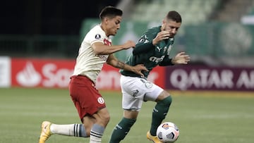 SAO PAULO, BRAZIL - MAY 27: Jos&eacute; Rugel of Universitario competes for the ball with Z&eacute; Rafael of Palmeiras during a group A match of Copa CONMEBOL Libertadores 2021 between Palmeiras and Universitario at Allianz Parque on May 27, 2021 in Sao 