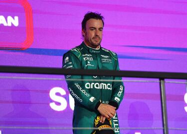 Fernando Alonso posa en el podio como tercero aunque ha sido sancionado con diez segundos más por la parada en boxes donde tenía que cumplir la sanción de cinco segundos. En dicha parada no podían tocar el coche durante esos segundos y un miembro del equipo ha dejado un gato debajo del monoplaza, lo que ha sido visto por la FIA como algo sancionable. Finalmente, la FIA ha rectificado y le ha retirado la penalización. 