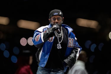 Lamar encabezó el espectáculo de medio tiempo del Super Bowl LIX en febrero y continuó dominando el mundo de la música. Su canción de 2024 "Not Like Us" fue la canción de rap más reproducida de 2025 y ganó Canción del Año y Grabación del Año en los Premios GRAMMY 2025.