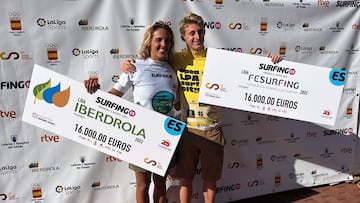 Nadia Erostarbe y Ruben Vitoria con el cheque de 16.000 euros de campones de la Liga Iberdrola y La Liga FESurfing 2022, en Las Palmas de Gran Canaria, el 17 de diciembre del 2022. 