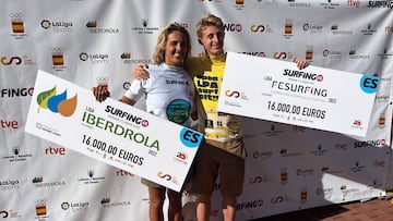 Nadia Erostarbe y Ruben Vitoria con el cheque de 16.000 euros de campones de la Liga Iberdrola y La Liga FESurfing 2022, en Las Palmas de Gran Canaria, el 17 de diciembre del 2022.
