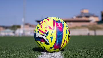 GRAF6771. MADRID, 25/11/2022.-PUMA y LaLiga presentan el balón oficial de LaLiga Santander y LaLiga SmartBank para los partidos que se disputarán desde hoy, 25 de noviembre, y durante los próximos meses. Este nuevo modelo, de color amarillo con toques lila y morados, hará su debut en la jornada 15 de LaLiga Santander y en la jornada 18 de LaLiga SmartBank. EFE/LaLiga***SOLO USO EDITORIAL/SOLO DISPONIBLE PARA ILUSTRAR LA NOTICIA QUE ACOMPAÑA (CRÉDITO OBLIGATORIO)***
