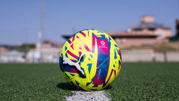 GRAF6771. MADRID, 25/11/2022.-PUMA y LaLiga presentan el bal¨®n oficial de LaLiga Santander y LaLiga SmartBank para los partidos que se disputar¨¢n desde hoy, 25 de noviembre, y durante los pr¨®ximos meses. Este nuevo modelo, de color amarillo con toques lila y morados, har¨¢ su debut en la jornada 15 de LaLiga Santander y en la jornada 18 de LaLiga SmartBank. EFE/LaLiga***SOLO USO EDITORIAL/SOLO DISPONIBLE PARA ILUSTRAR LA NOTICIA QUE ACOMPA?A (CR?DITO OBLIGATORIO)***