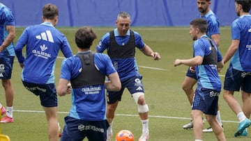 OVIEDO, 19/06/2025.- El capitán del Real Oviedo, Santi Cazorla (c), con la rodilla vendada, participa en un entrenamiento del equipo este jueves en el Estadio Carlos Tartiere en Oviedo, de cara al partido de este sábado ante el Mirandés. EFE/ Paco Paredes